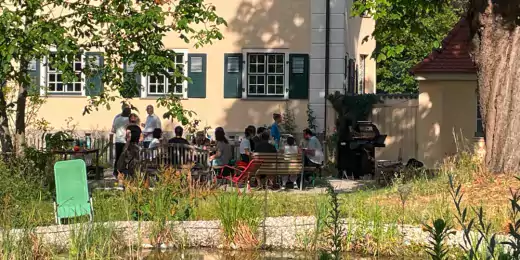Wir sind Arbeitgeber der Zukunft Mitarbeitende von elfgenpick bei einer Betriebsversammlung im Juli 2023