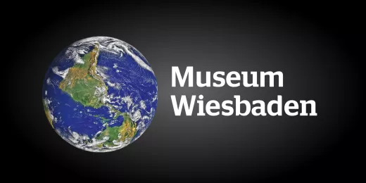 Ein Globus, daneben der Schriftzug "Museum Wiesbaden"