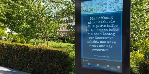 Digitale Anzeigetafel der Pfarrei Maria Lourdes, Zürich Seefeld Digital Signage mit Zitat der Pfarrei Maria Lourdes, Zürich Seefeld