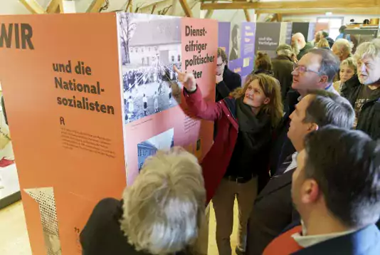 Besucher betrachten Historische Bilder im Museum