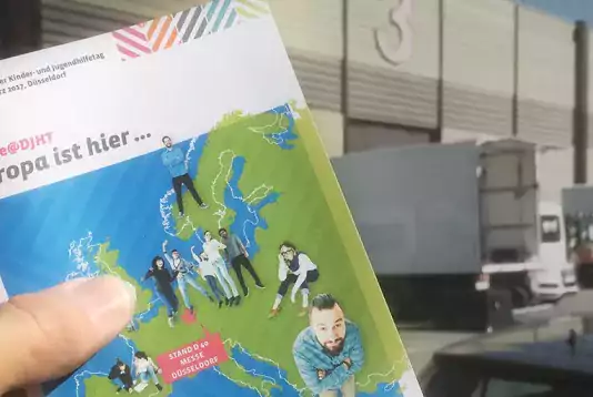 "Europa ist hier" Katalog wird in das Bild gehalten 