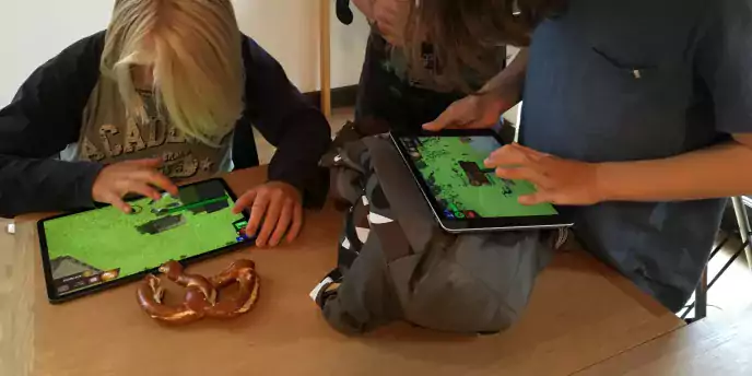 Kinder spielen mit der App Bronzeon