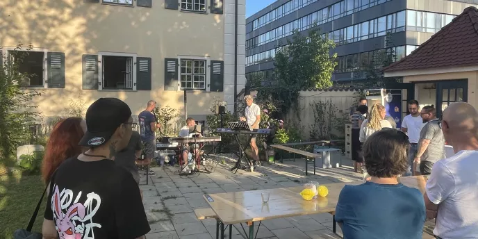 Menschen, die vor der Direktorenvilla am Gaswerk ein Sommerfest feiern