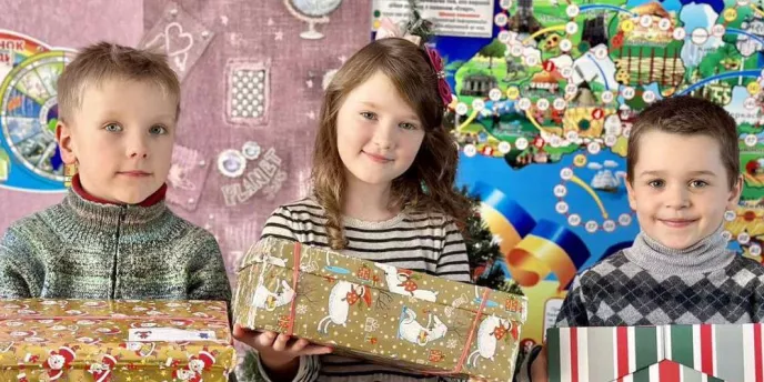 Kinder mit Geschenken