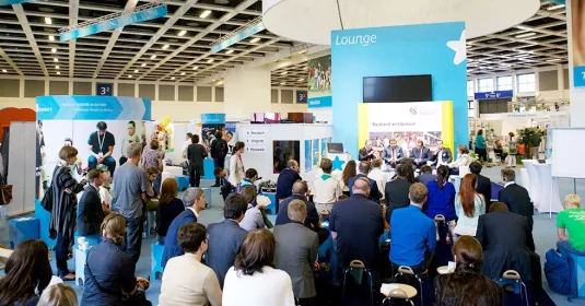 JUGEND für Europa Messe mit Besuchern, die gebannt auf einen Vortrag schauen - elfgenpick Werbeagentur