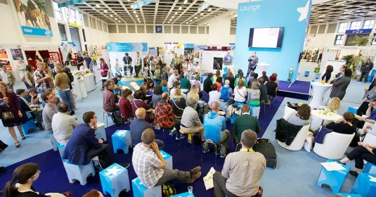 JUGEND für Europa Messe - Bilder Doku Messe, die Besucher hören gespannt einem Vortrag zu - Design elfgenpick Werbeagentur