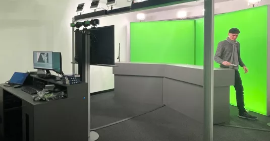 Vistroem Live Streaming Studio nach dem fertigen Aufbau mit Entwickler Jonas Deinlein