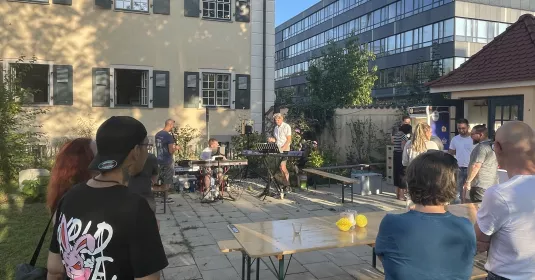 Menschen, die vor der Direktorenvilla am Gaswerk ein Sommerfest feiern