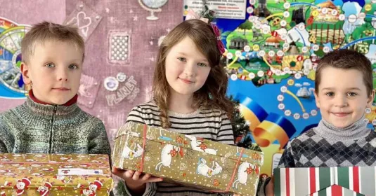 Kinder mit Geschenken