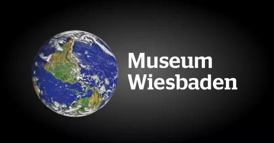 Ein Globus, daneben der Schriftzug "Museum Wiesbaden"