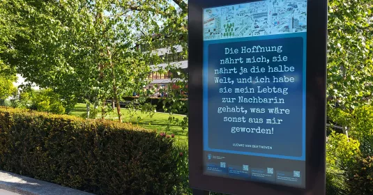 Digital Signage mit Zitat der Pfarrei Maria Lourdes, Zürich Seefeld