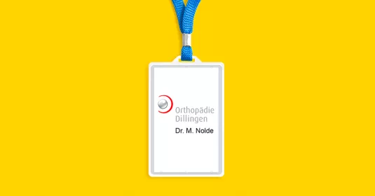 Orthopädie Dillingen Schlüsselanhänger auf gelbem Hintergrund