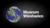 Ein Globus, daneben der Schriftzug "Museum Wiesbaden"