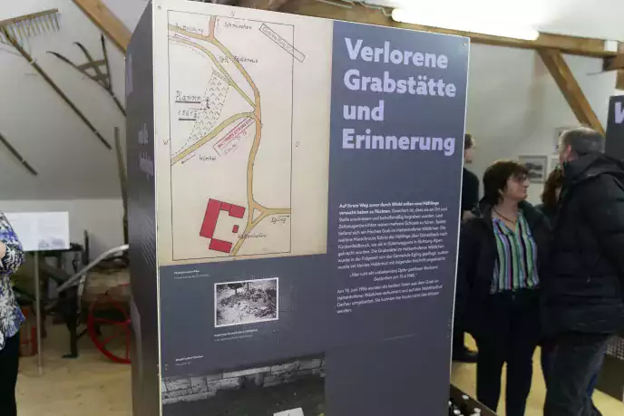 Ausstellungssäule mit Text und und alten Landkarten einer verlorenen Grabstätte zum dritten Reich im Egling Museum - Design von elfgenpick Werbeagentur Augsburg