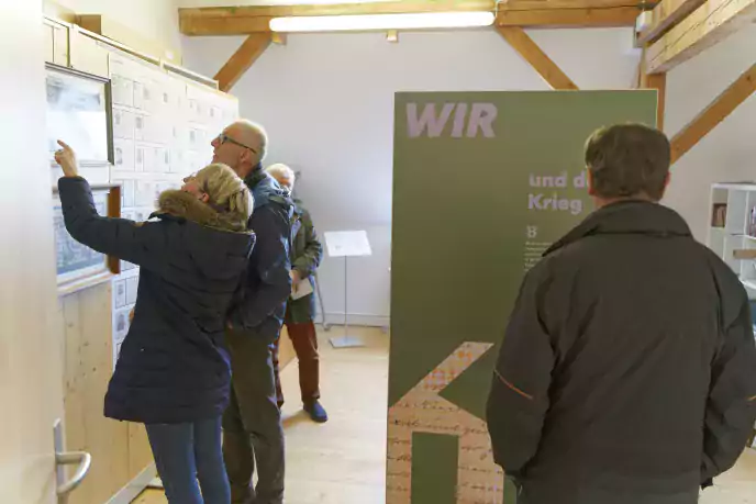 Besucher bestaunen Exponate der damaligen Zeit und lesen sich Infos auf den Plakatwänden durch - Egling Museum - ein Ausstellungsdesign von elfgenpick Werbeagentur Augsburg