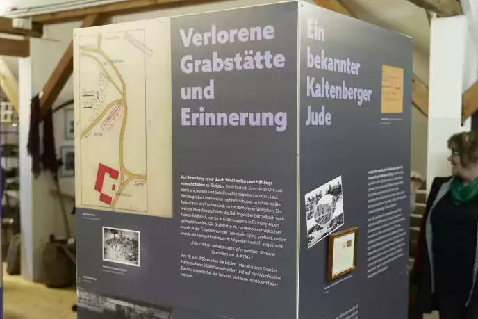 Verlorene Grabstätte und Erinnerung auf einer Ausstellungssäule im Museum Egling - Ein Ausstellungsdesign von elfgenpick Werbeagentur in Augsburg