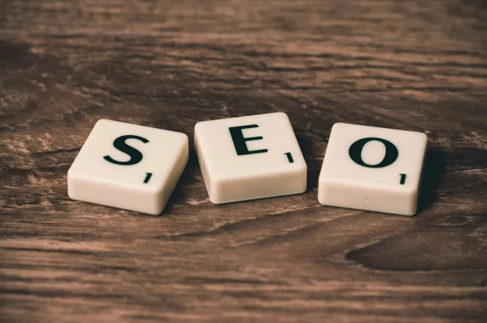 SEO mit Buchstaben gelegt