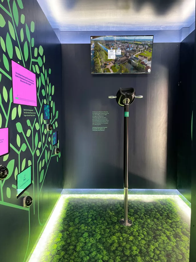 Durch eine fest installierte VR-Brille kann man einen Ballonflug über den Wasserkraftwerken Langweid und Gersthofen erleben.
