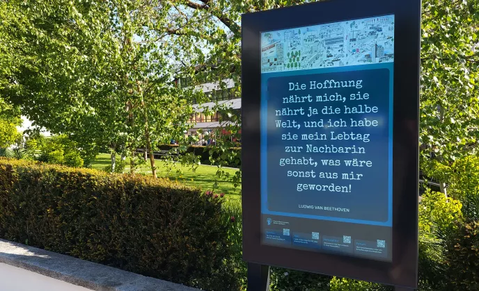 Digital Signage mit Zitat der Pfarrei Maria Lourdes, Zürich Seefeld