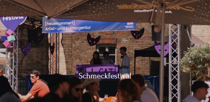 DJs auf der Bühne des Schmeckfestivals mit H1 Banner im Vordergrund