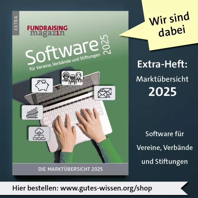 Grünes Buch "Software 2023" mit Hand und Tastatur.