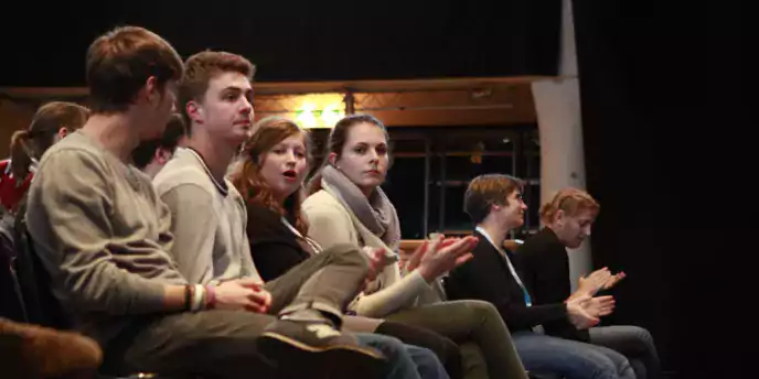 Foto Reportage JUGEND für Europa in Köln - Die Jugend sitzt im Publikum und diskutiert miteinander - Ein Bild der Elfgenpick Werbeagentur