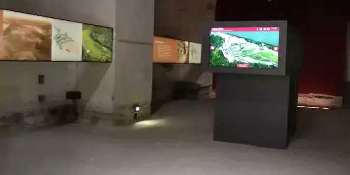 Ausstellung bzw. Messe von Ehrenbreitstein. Viele Monitore aneinandergereiht, welche Grafiken und 3D-Ansichten zeigen. 